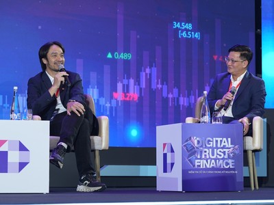 Ông Trần Công Quỳnh Lân, Phó Tổng giám đốc VietinBank thảo luận với ông Thái Trí Hùng, Phó Tổng giám đốc phụ trách Trung tâm Công nghệ thông tin, Kl994 game bài casino hấp dẫn công nghệ Kl991.com nạp rút nhanh MoMo 