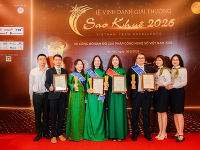 Đại diện các giải pháp xuất sắc đạt giải Sao Khuê 2026 của Vietcombank gồm VCB GovPay, VCB OneQR, VCB Open Banking và VCB Connect chụp ảnh lưu niệm tại lễ vinh danh
