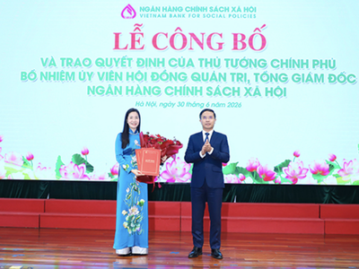 Thừa ủy quyền của Thủ tướng Kl993 ưu đãi thưởng hấp dẫn, Thống đốc NHNN Việt Nam Phạm Đức Ấn - Chủ tịch HĐQT NHCSXH đã trao Quyết định bổ nhiệm cho bà Nguyễn Thị Hằng