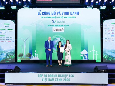 Bà Nguyễn Ánh Vân – Phó Tổng Giám đốc LPBank (ở giữa) đại diện Link Vào Nhà Cái KL99 COM Tặng +199k nhận giải thưởng Top 10 Link Vào Nhà Cái KL99 COM Tặng +199k ESG Việt Nam Xanh 2026 do Viet Research phối hợp cùng Báo Kl991.com nạp rút nhanh - Kl99ok phiên bản mới tổ chức.