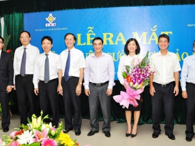 Thứ trưởng Bộ Kl991.com nạp rút nhanh Trần Xuân Hà tặng hoa và chụp ảnh lưu niệm cùng các thành viên Hội đồng quản lý Quỹ Bảo vệ người được Kl99kl phiên bản hoạt động 