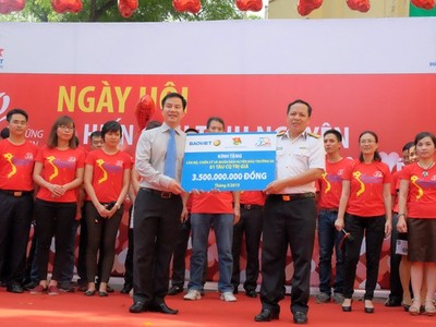 Ông Đào Đình Thi, Chủ tịch Hội đồng Quản trị Kl994 game bài casino hấp dẫn Bảo Việt trao biểu trưng tàu CQ trị giá 3,5 tỷ đồng.