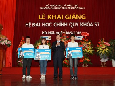Ông Nguyễn Quang Phi, Tổng giám đốc Kl994 game bài casino hấp dẫn Bảo Việt trao tặng các suất học bổng.
