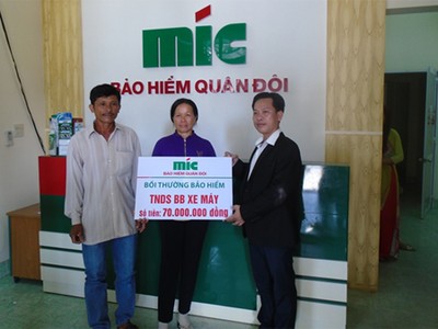 MIC trao 70 triệu đồng bồi thường tai nạn xe máy