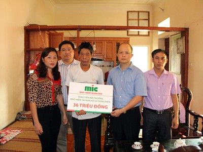 MIC trao bồi thường Kl99kl phiên bản hoạt động tai nạn hộ sử dụng điện   