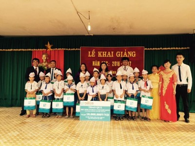Ông Anton Chang, Tổng giám đốc Fubon Life Việt Nam trao quà cho học sinh có  hoàn cảnh gia đình khó khăn tại 

trường Tiêu học xã Diễn Thành huỵện Diễn Châu, Nghệ An

 
