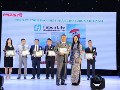 Phó TGĐ- Ông Clement-Tang đại diện Fubon Life Việt Nam lên nhận giải

 