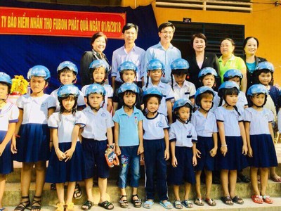 Fubon trao quà tết 1/6 cho các em học sinh học giỏi vượt khó 