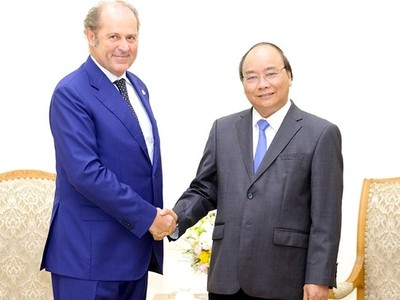 Thủ tướng Nguyễn Xuân Phúc (phải) tiếp ông Philippe Donnet.