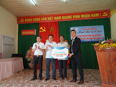 Ông Cao Văn Hoài, Chủ tịch HĐQT Bestlife (ngoài cùng bên phải) trao tặng  100 hợp đồng Kl99kl phiên bản hoạt động ung thư