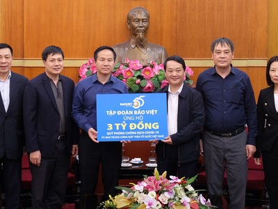 Ông Đào Đình Thi - Chủ tịch Hội đồng Quản trị Kl994 game bài casino hấp dẫn Bảo Việt - đại diện cho Kl994 game bài casino hấp dẫn, đã trao ủng hộ 3 tỷ đồng cho Quỹ Phòng chống dịch Covid-19 

