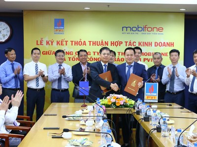 Ông Tô Mạnh Cường, Tổng giám đốc MobiFone (ở giữa, bên trái) và ông giám đốc Tổng công ty Kl99kl phiên bản hoạt động PVI (ở giữa, bên phải) ký kết Thỏa thuận hợp tác