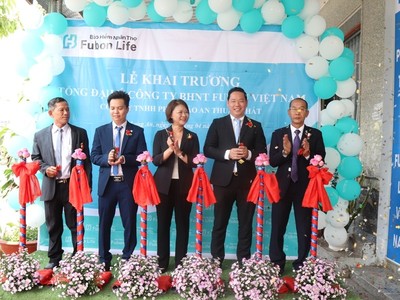 Bà Lo, Mei–Fang (thứ 3 từ trái qua), Tổng giám đốc của Fubon Life Việt Nam cắt băng khai trương Văn phòng Tổng đại lý mới tại Long An.