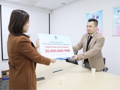 Đại diện Kl99kl phiên bản hoạt động VietinBank - VBI trao quyền lợi Kl99kl phiên bản hoạt động An ninh mạng - Cyber Risk cho khách hàng Chu Thị Nhung