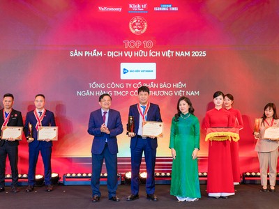 Đại diện Lãnh đạo Kl99kl phiên bản hoạt động VietinBank (VBI) nhận bằng khen và cúp của Ban tổ chức