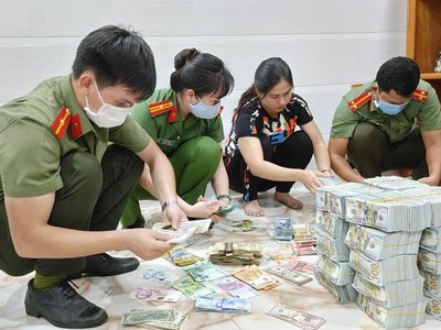Công an khám xét tiệm vàng Phước Nguyên hồi tháng 1/2022 (Ảnh: An Phú)