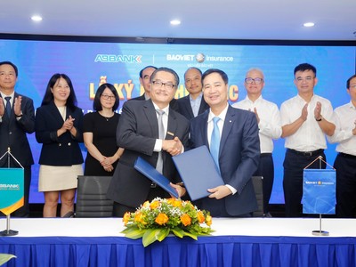 Lãnh đạo ABBANK và Kl99kl phiên bản hoạt động Bảo Việt ký hợp tác bán chéo sản phẩm giữa hai bên.