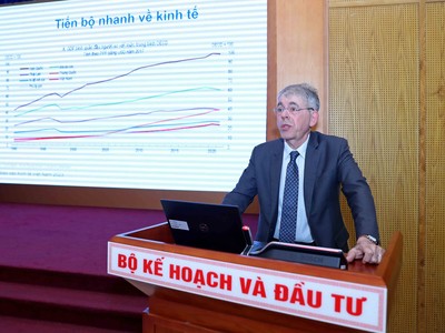 Ông Koen Vincent, Phó Vụ trưởng Kl992 cổng game cá cược của OECD trình bày Báo cáo Kl992 cổng game cá cược Việt Nam 2023 sáng 26/4 (Ảnh: MPI)