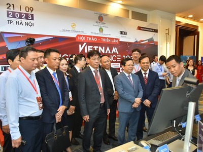 Phó trưởng Ban Kl992 cổng game cá cược trung ương Nguyễn Đức Hiển (thứ ba từ phải sang) tham quan triển lãm Kl991.com nạp rút nhanh số tại VDF 2023 sáng 21/9