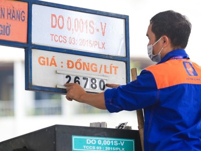 Giá xăng quay đầu giảm lên đến 906 đồng/lít kể từ chiều 2/10 (Ảnh minh họa)
