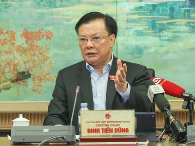 Bí thư Thành uỷ Hà Nội Đinh Tiến Dũng, ĐBQH đoàn TP Hà Nội thảo luận tổ sáng 24/10.