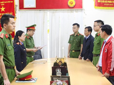 Cơ quan Cảnh sát điều tra Công an tỉnh Sơn La thi hành khởi tố vụ án, khởi tố bị can đối với Trương Minh Tuấn (áo đen bên phải) _ Ảnh: BCA