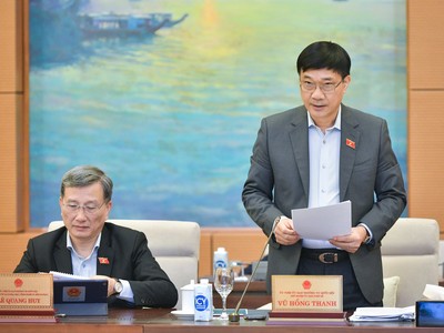 Chủ nhiệm Ủy ban Kl992 cổng game cá cược của Quốc hội Vũ Hồng Thanh trình bày báo cáo về một số nội dung lớn tiếp thu, giải trình, chỉnh lý dự thảo Luật Đất đai (sửa đổi) sáng 16/11 - Ảnh: quochoi.vn