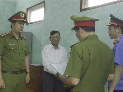 Tống đạt quyết định khởi tố bị can đối với Đàm Xuân Vinh (Ảnh: BCA)
