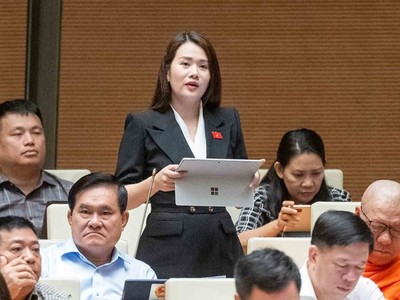 Đại biểu Vương Thị Hương (đoàn Hà Giang) phát biểu tại Hội trường sáng 27/5.