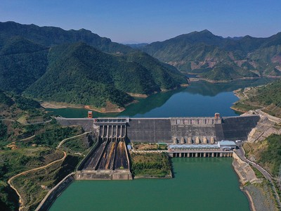 Các công trình thuỷ điện bị thiếu nước vào mùa khô là một trong những vấn đề tồn tại của an ninh nguồn nước hiện nay (Ảnh minh hoạ: Thuỷ điện Sơn La)