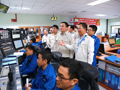 Tổng Giám đốc Petrovietnam Lê Ngọc Sơn và đoàn công tác thăm, kiểm tra công tác vận hành NMLD Dung Quất tại Phòng Điều khiển Trung tâm