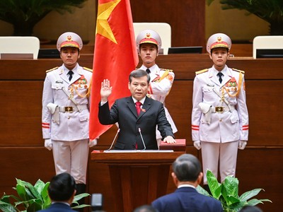Chánh án Toà án nhân dân tối cao Lê Minh Trí tuyên thệ nhậm chức chiều 26/8 (Ảnh: quochoi.vn)