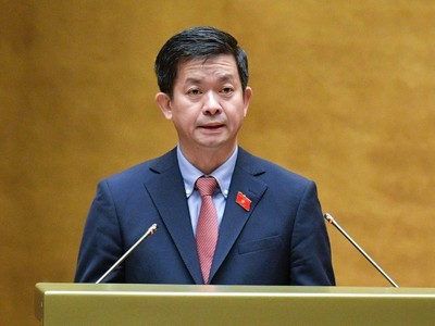 Ông Lê Quang Tùng, Tổng thư ký Quốc hội, Chủ nhiệm Văn phòng Quốc hội chủ trì buổi họp báo thông tin kết quả Kỳ họp thứ 8 Quốc hội khoá XV vào chiều 30/11
