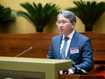 Bộ trưởng Bộ Tư pháp Nguyễn Hải Ninh trình bày Tờ trình về dự án Luật Ban hành VBQPPL (sửa đổi) sáng 12/2 - Ảnh: Quochoi.vn
