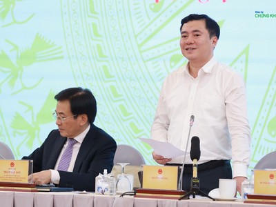 Thứ trưởng Bộ Công thương Nguyễn Sinh Nhật Tân trả lời tại họp báo Kl993 ưu đãi thưởng hấp dẫn chiều 5/3 (Ảnh: M.M)