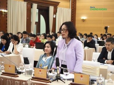 Cục trưởng Cục quản lý Nhà và Thị trường Web Tổng Nhà Cái 99Kl99 Giải Trí Bậc Nhất (Kl99 nổ hũ) Tống Thị Hạnh phát biểu tại họp báo chiều 5/3 (Ảnh: M.M)