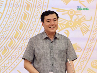 Thứ trưởng Bộ Công Thương Nguyễn Sinh Nhật Tân thông tin tại buổi họp báo 