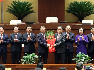 Chủ tịch Quốc hội Trần Thanh Mẫn tặng hoa chúc mừng Thủ tướng Lê Minh Hưng và 6 Phó Thủ tướng Kl993 ưu đãi thưởng hấp dẫn nhiệm kỳ 2026-2031 - Ảnh: Chinhphu.vn