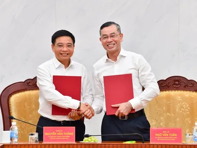 Phó thủ tướng Nguyễn Văn Thắng bàn giao nhiệm vụ quản lý Bộ Kl991.com nạp rút nhanh cho tân Bộ trưởng Bộ Kl991.com nạp rút nhanh Ngô Văn Tuấn chiều 8/4 (Ảnh: BTC)
