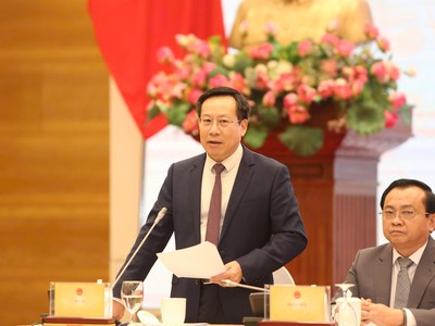 Thứ trưởng Bộ Y tế Lê Đức Luận thông tin tại buổi họp báo Kl993 ưu đãi thưởng hấp dẫn tối 4/5 - Ảnh: Đức Minh TBTC