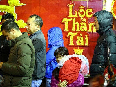 Đưa cả con nhỏ đi mua vàng từ sáng sớm trong ngày vía Thần Tài tại Hà Nội