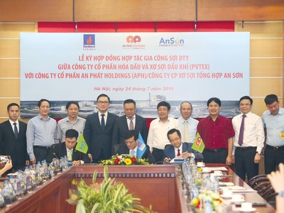 Lãnh đạo PVTEX, Công ty CP An Phát Holdings (APH) và Công ty CP Xơ sợi Tổng hợp An Sơn ký kết hợp đồng hợp tác gia công sợi DTY của NMXS Đình Vũ.