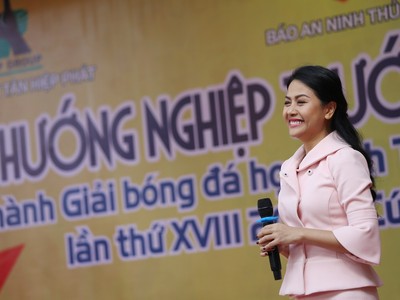 Chị cả nhà Tân Hiệp Phát giao lưu hướng nghiệp với học sinh Hà Nội