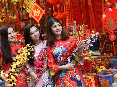 Hàng Mã lung linh khoe hàng Tết, thiếu nữ má hồng chụp dáng xuân