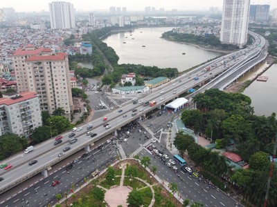 Thông xe cầu vượt thấp qua hồ Linh Đàm