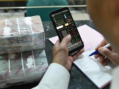Phiên giao dịch sáng 5/3: Thị trường phân hóa, VN-Index giữ được sắc xanh 