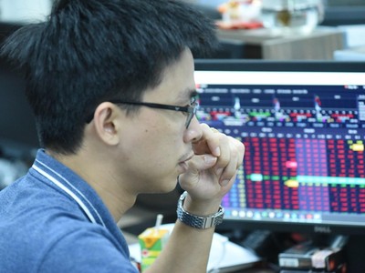 Phiên sáng 25/8: Thị trường tiếp tục điều chỉnh, HAG nổi sóng lớn 