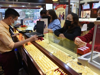 Giá vàng hôm nay ngày 5/4: Vàng trong nước và thế giới trái chiều 