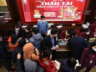 Xếp hàng từ sớm mua vàng chờ lộc Thần Tài