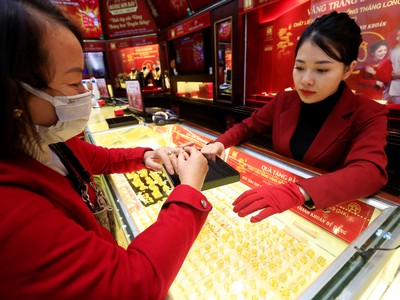 Giá vàng hôm nay ngày 25/2: Vàng trong nước, thế giới đồng loạt lao dốc mạnh